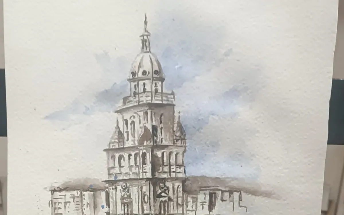 Acuarela de la torre de una catedral pintada por una alumna de la academia