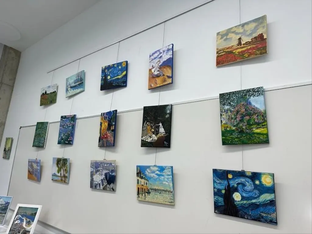 Pared de cuadros de niños de la academia inspirados en Van Gogh y el impresionismo