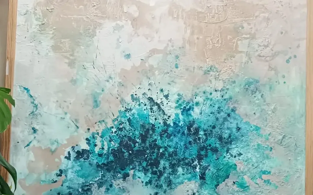 Pintura abstracta en tonos turquesa y beige de una alumna