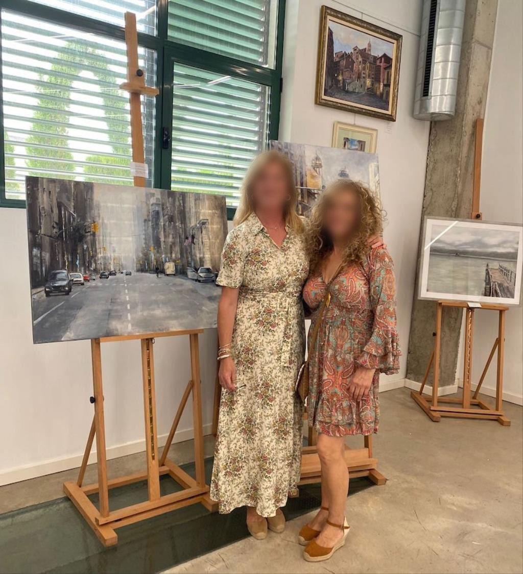 Profesoras junto a obras expuestas en ISEN Cartagena