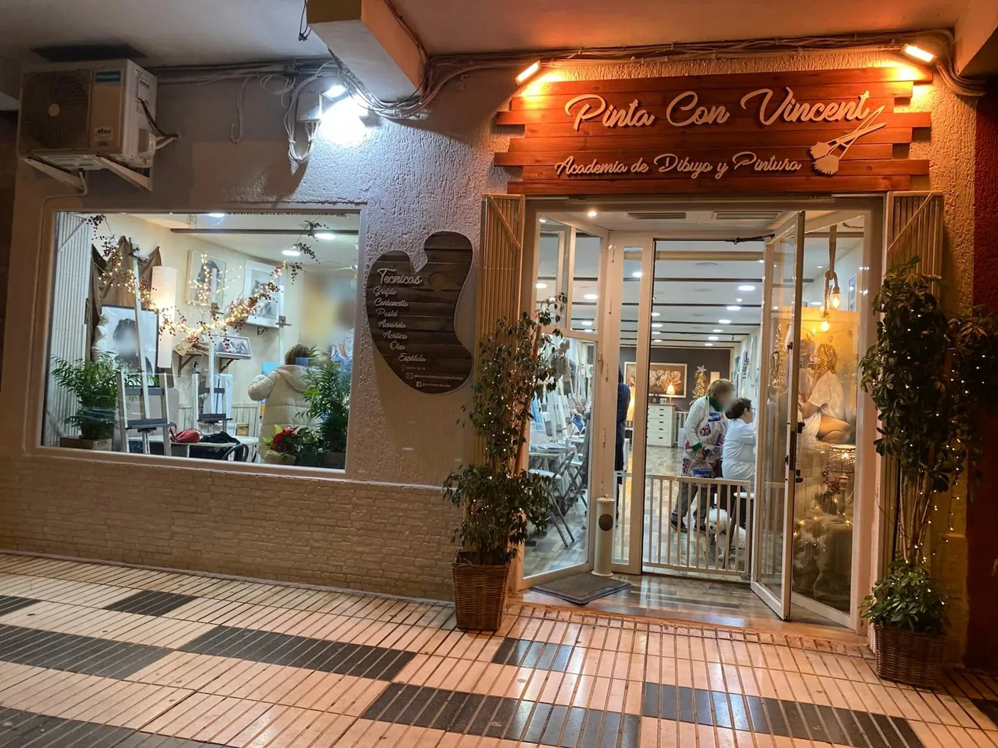 Fachada de la academia Pinta con Vincent iluminada de noche en la C/ Alfonso X el Sabio, 26, Cartagena