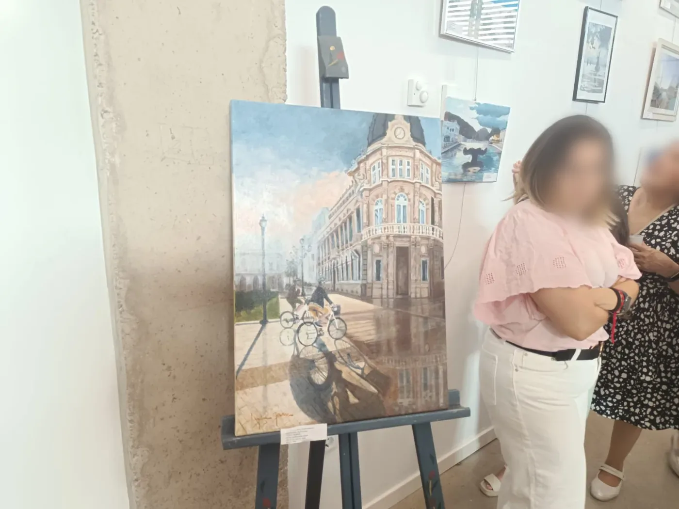 Cuadro de un edificio histórico de Cartagena expuesto en un caballete