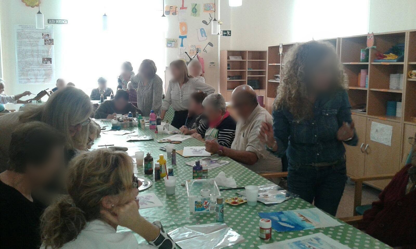 Taller de pintura en el Centro de Día Alfonso Escámez: usuarios y profesoras alrededor de una mesa