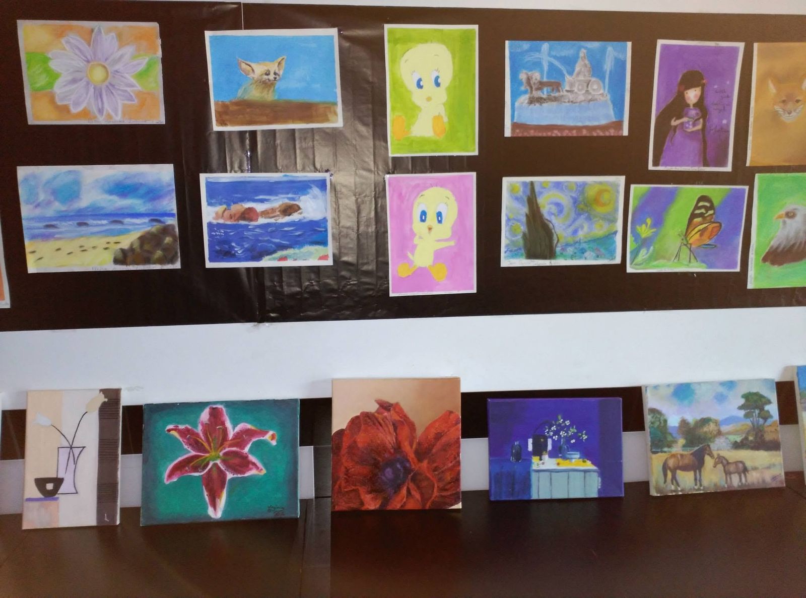 Obras de alumnos pequeños: flores, retratos y paisajes