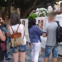 Obras de alumnos con girasoles expuestas en la Plaza de San Francisco